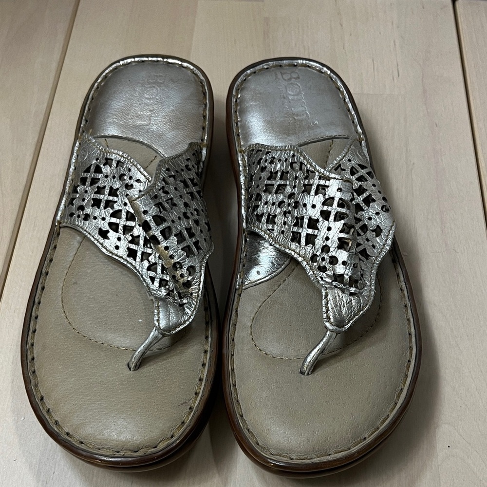 BORN Gold Metallic Leather Geometric Laser Cut Flip Flops Sandals Women’s 6 Med